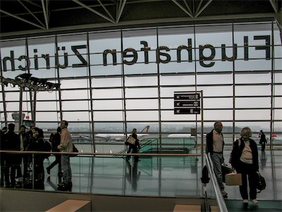 ZRH, flight number AA0065, 10.05 am, departure not until 12.05 pm, flight to JFK, flight duration 8 hours 45 minutes